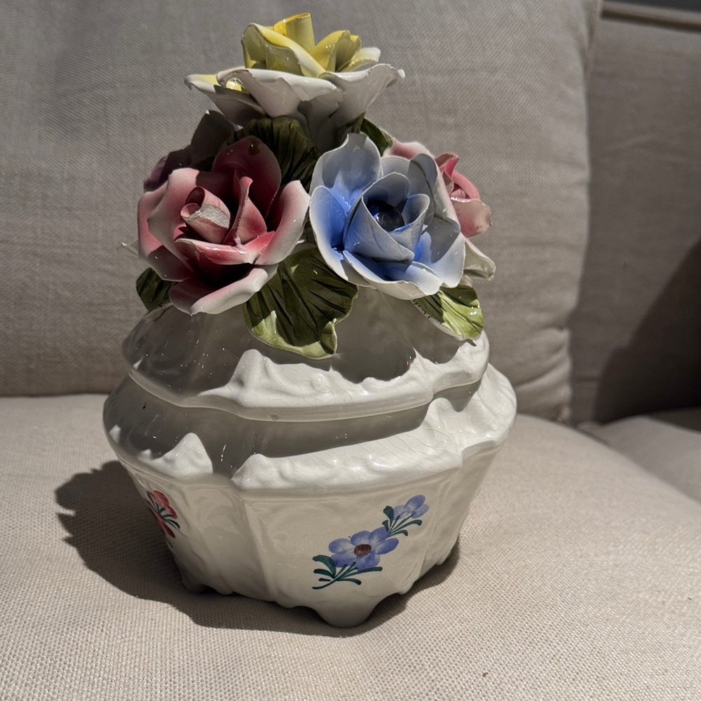 Elegant Ceramic Floral Arrangement with Multicolor Roses